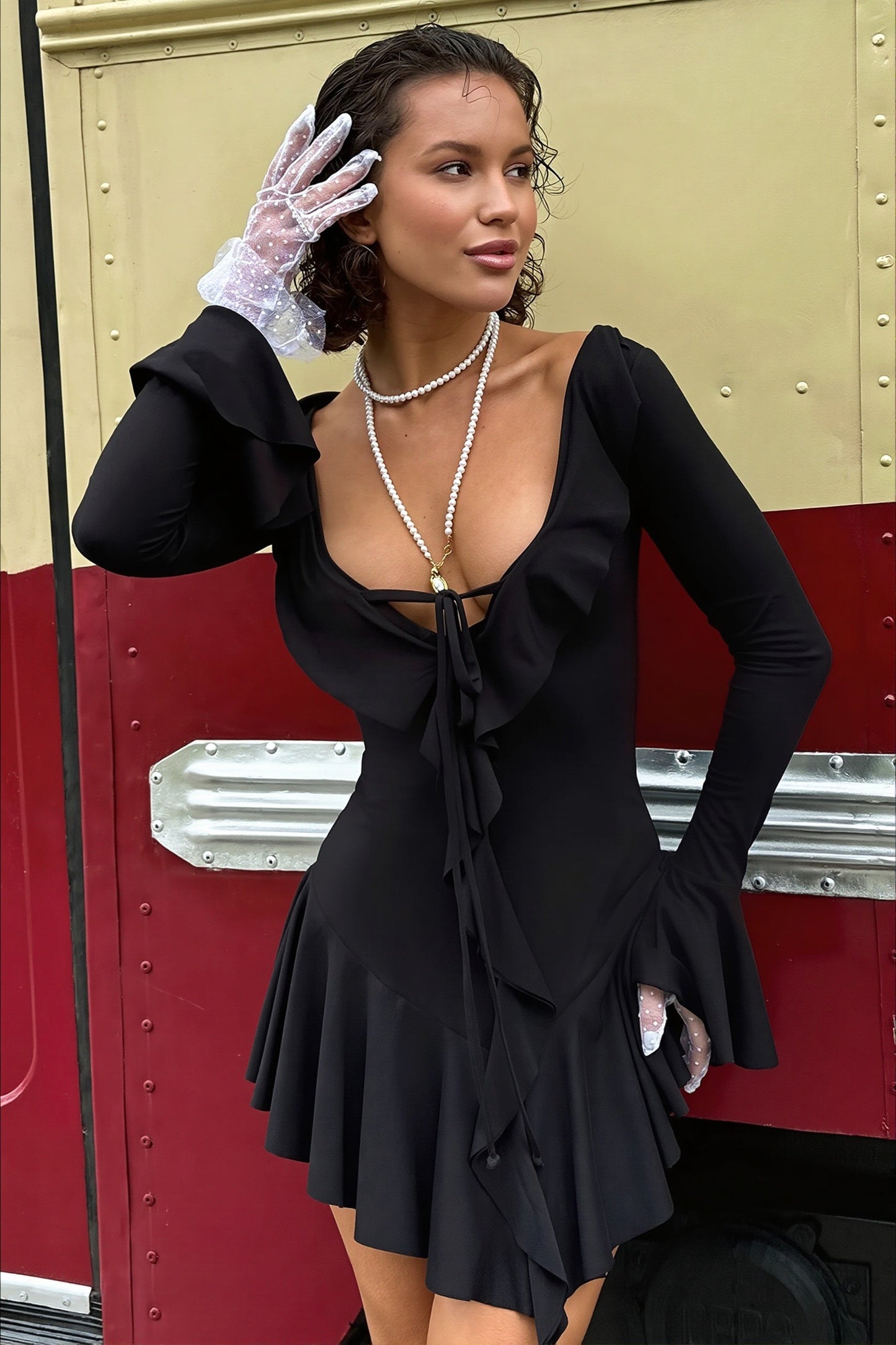 Damen Kleid mit schmeichelnder Silhouette und V-Ausschnitt getragen