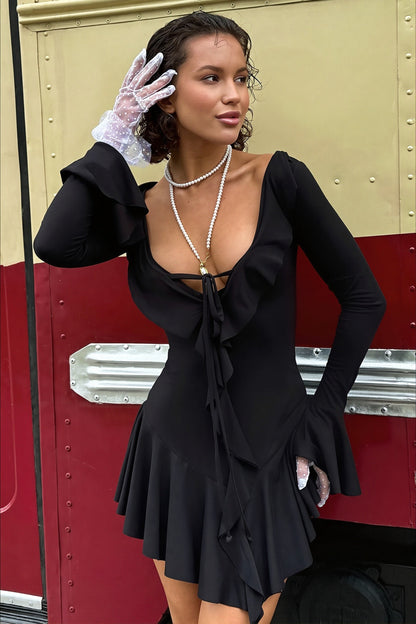 Damen Kleid mit schmeichelnder Silhouette und V-Ausschnitt getragen
