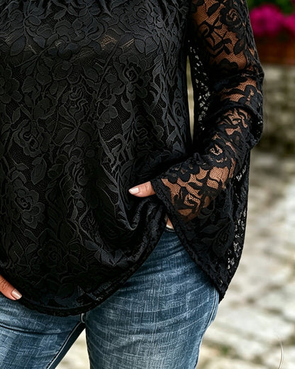 Frontansicht des eleganten Damen-Tops mit freier Schulterpartie