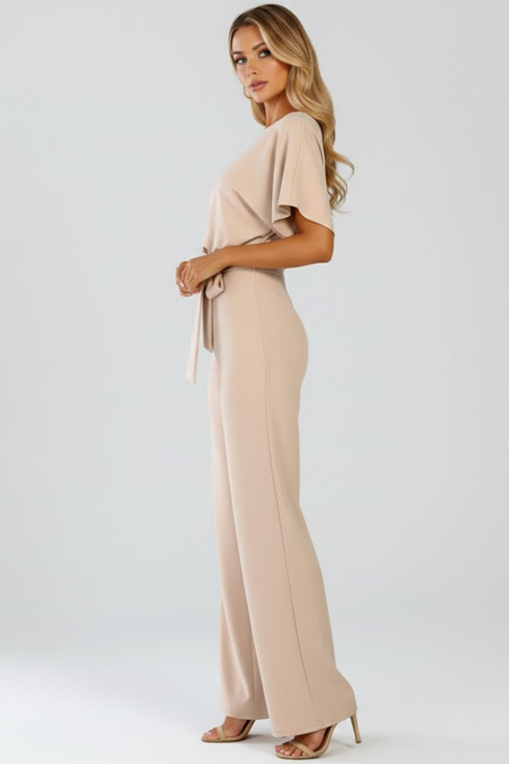 Damen-Jumpsuit mit weitem Bein und Gürtel mit Fokus auf Taille