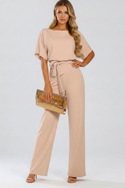 Damen-Jumpsuit mit weitem Bein und Gürtel in leichter Seitenansicht