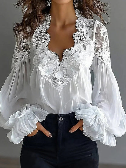 Damenbluse mit Spitzenpatchwork und Puffärmeln