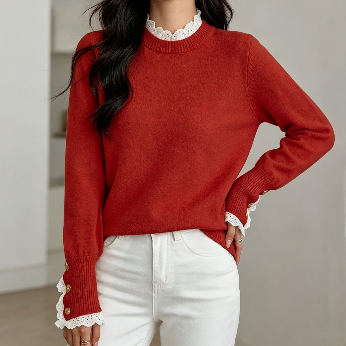 Eleganter Damenpullover aus Strick mit feinen Spitzeneinsätzen am Ausschnitt