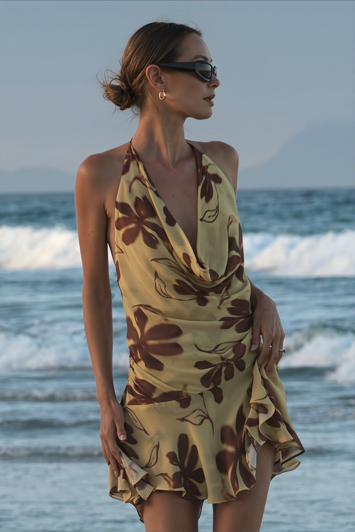 Rückenfreies Damen Mini Kleid mit Blumenprint aus der Rückansicht