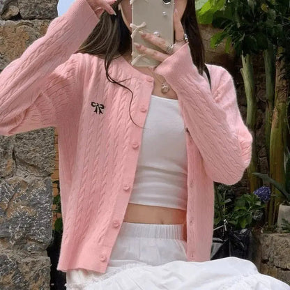 Damen Strickjacke mit V-Ausschnitt und Stickerei