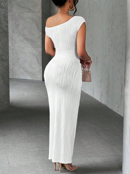 Detailaufnahme des One-Shoulder-Trägers am eleganten Maxikleid