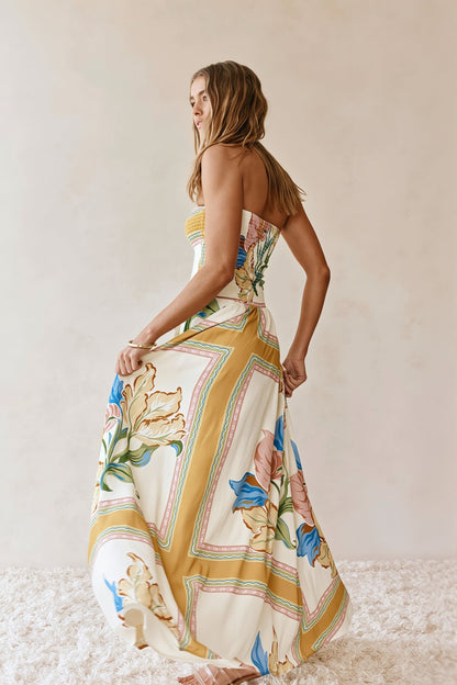 Rückenansicht des rückenfreien Damen-Maxikleids mit Blumenmuster