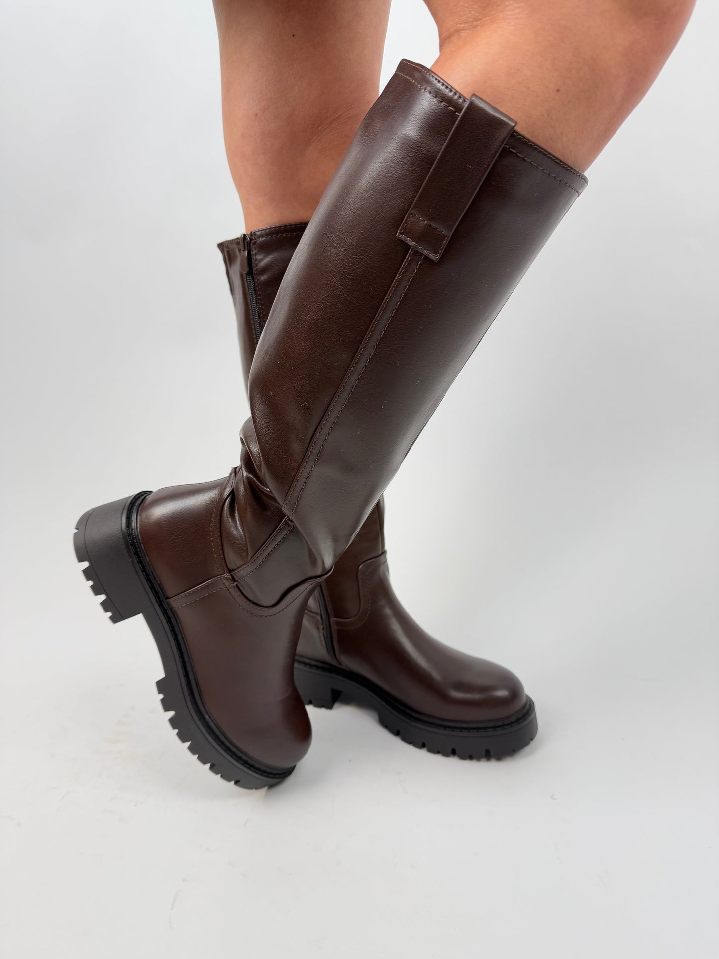 Schicke kniehohe Lederstiefel