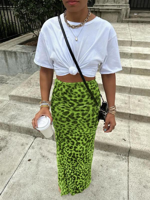 Leopardenrock kombiniert zu einem eleganten Outfit
