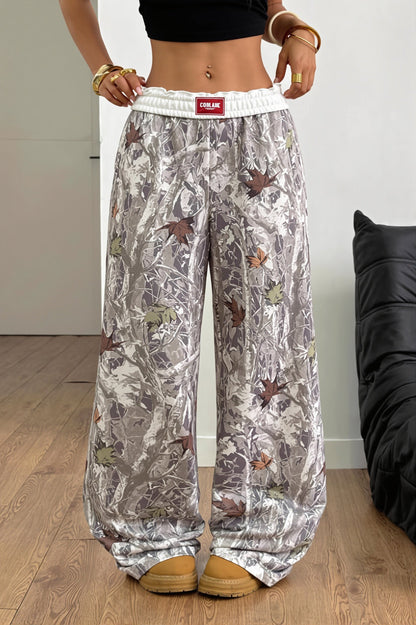 Weite Damenhose mit hoher Taille in Rückansicht