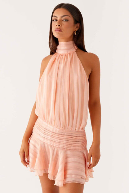 Satiniertes, drapiertes Kurzkleid mit hohem Hals
