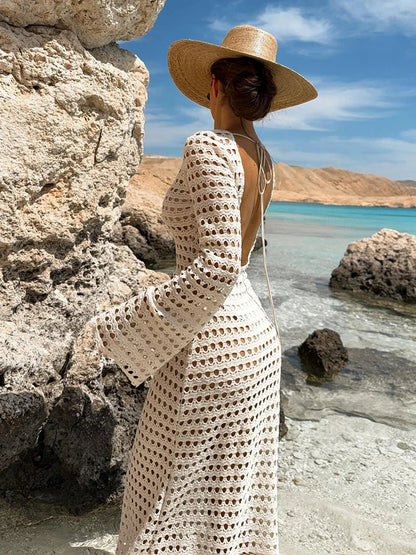 Rückenfreies Maxi-Kleid aus gehäkeltem Strick mit transparenten langen Ärmeln und ausgestellten Manschetten