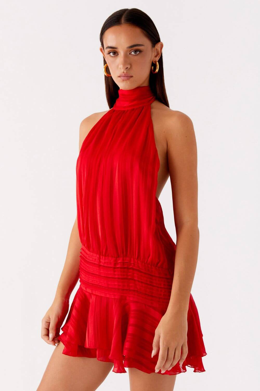 Satiniertes, drapiertes Kurzkleid mit hohem Hals