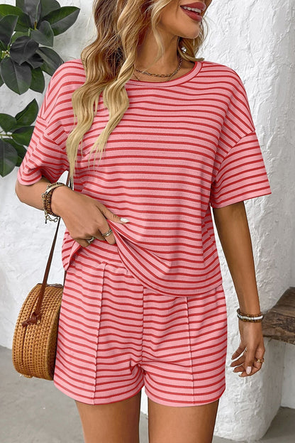 Damen Kurzarm-Set aus Strick mit gestreiften Shorts, Seitenansicht des Zweiteilers