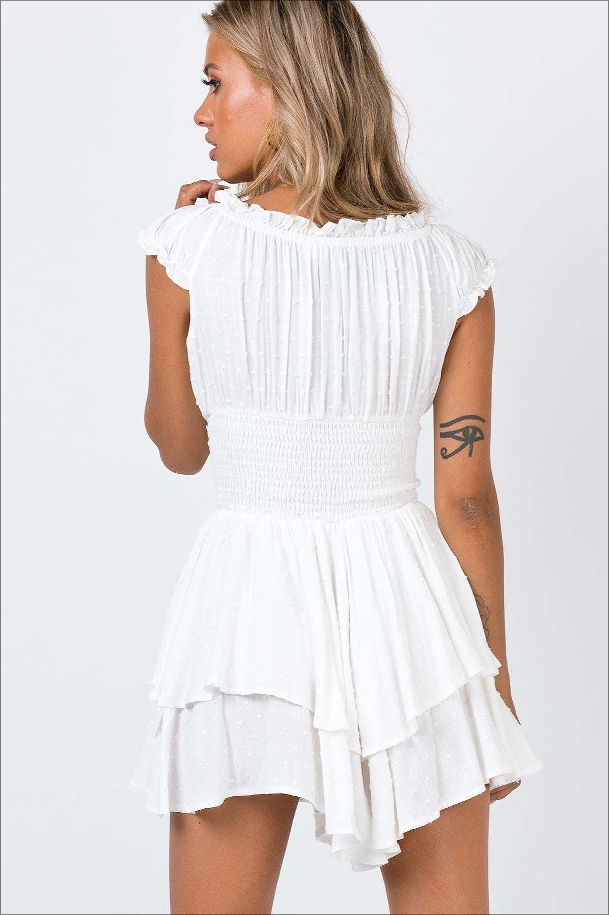 Detailansicht der Stickerei am off shoulder Mini Kleid