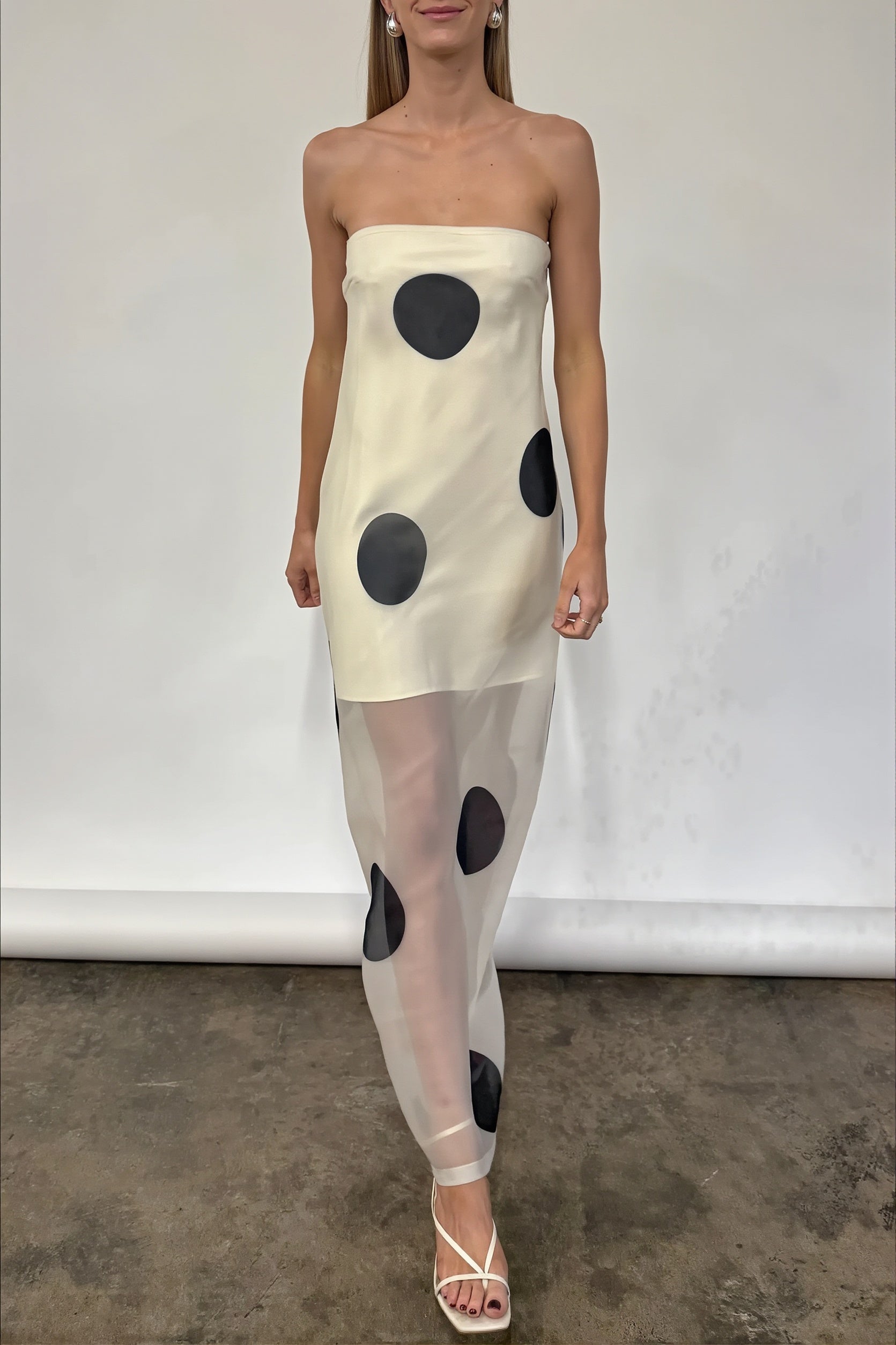 Detailaufnahme des Polka-Dot-Musters auf dem trägerlosen Damen-Maxikleid