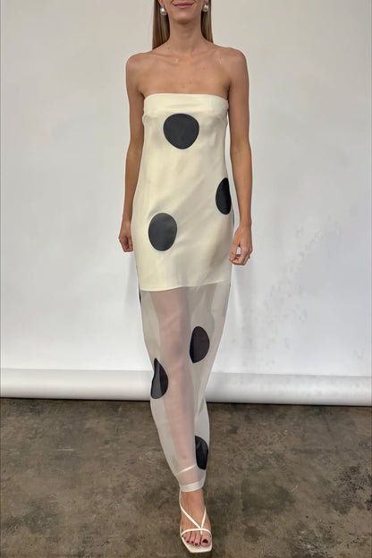 Detailaufnahme des Polka-Dot-Musters auf dem trägerlosen Damen-Maxikleid