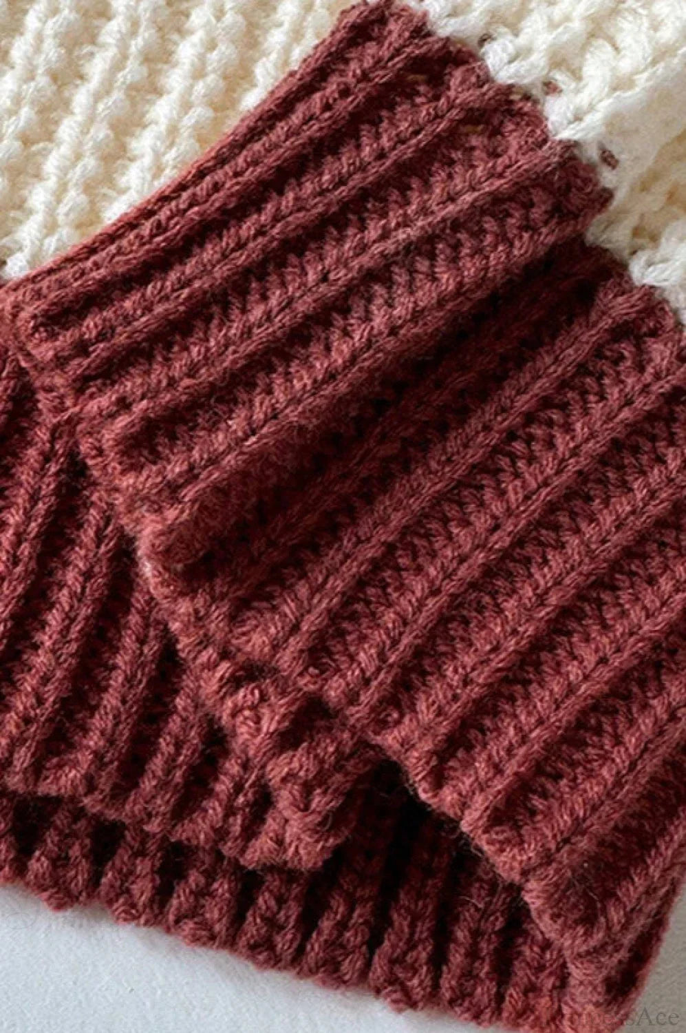Damen Strickpullover mit Streifen in Seitenansicht getragen