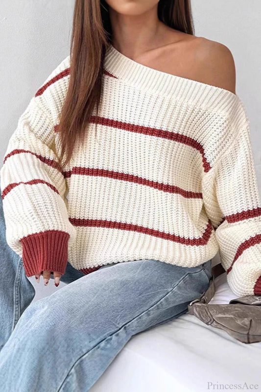 Damen Strickpullover mit Off-Shoulder-Ausschnitt und Streifen vorne fotografiert