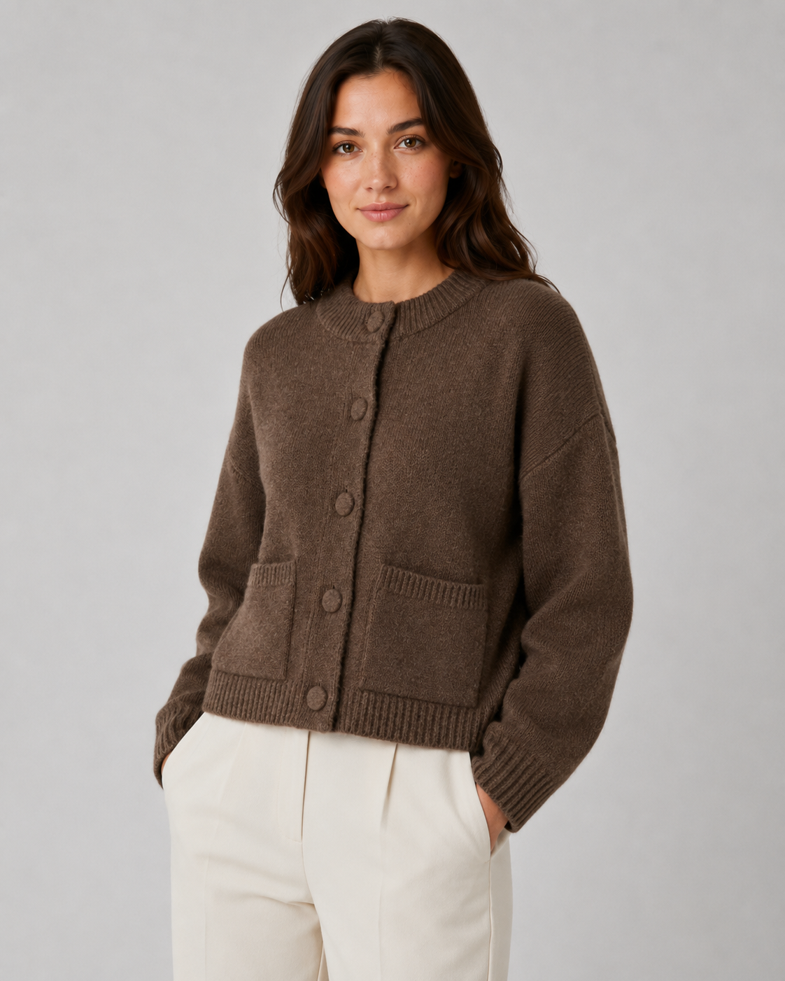 Grobstrick-Detail der kurzen Damen-Strickjacke