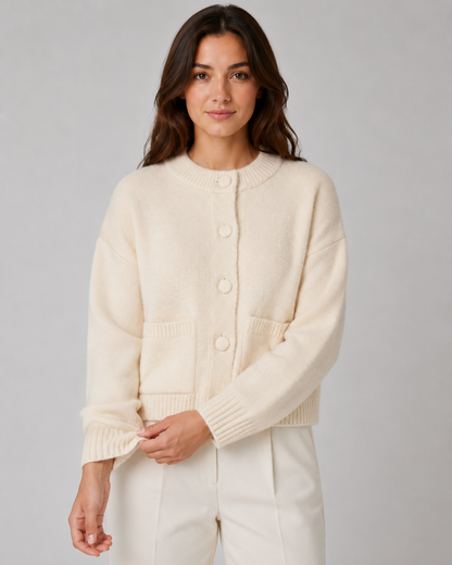 Kurze Strickjacke für Damen im modernen, gemütlichen Look