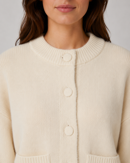 Praktische aufgesetzte Taschen an der Damen-Strickjacke