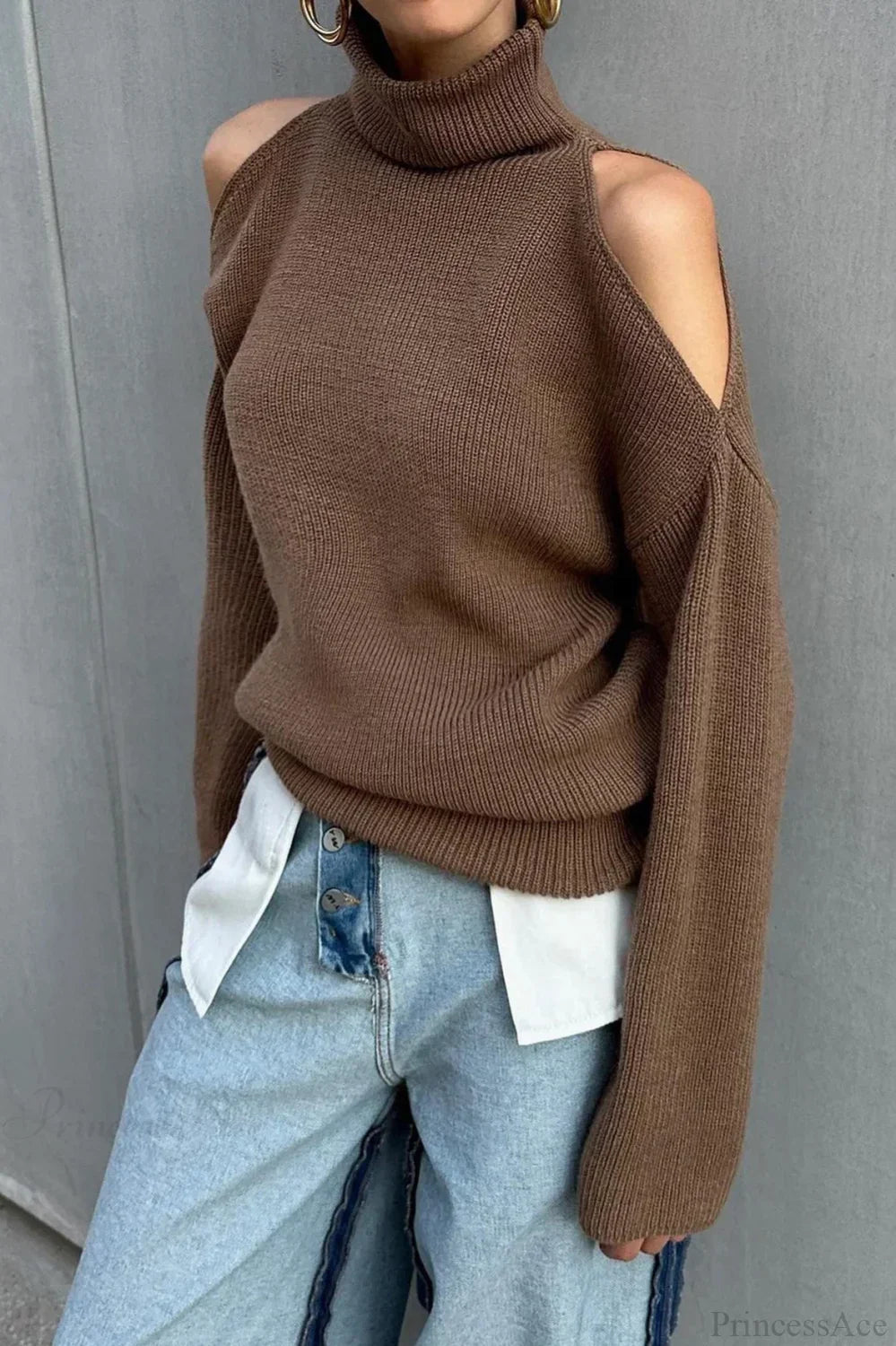 Locker fallender Damen Rollkragenpullover aus Strick mit offenem Schulterdetail