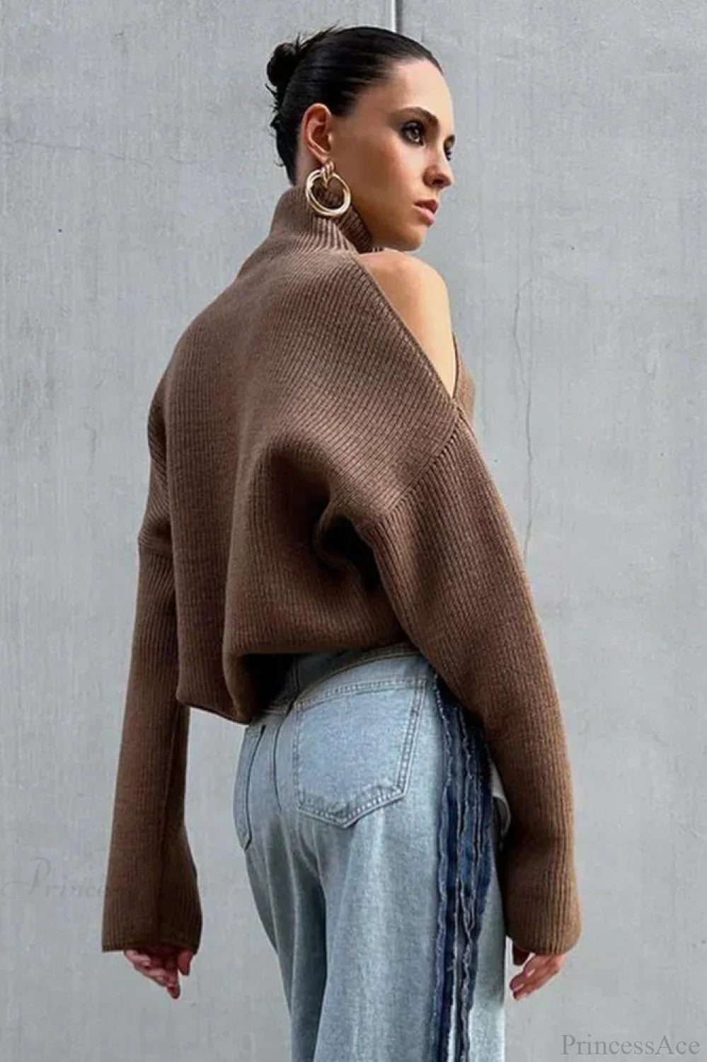 Damenpullover mit Cold-Shoulder-Schnitt und Rollkragen in weichem Strick