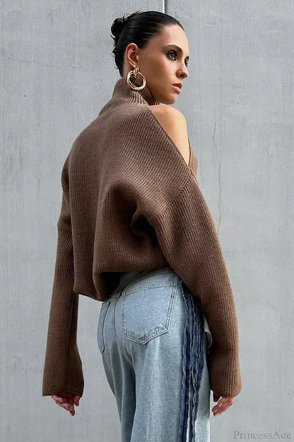Damenpullover mit Cold-Shoulder-Schnitt und Rollkragen in weichem Strick
