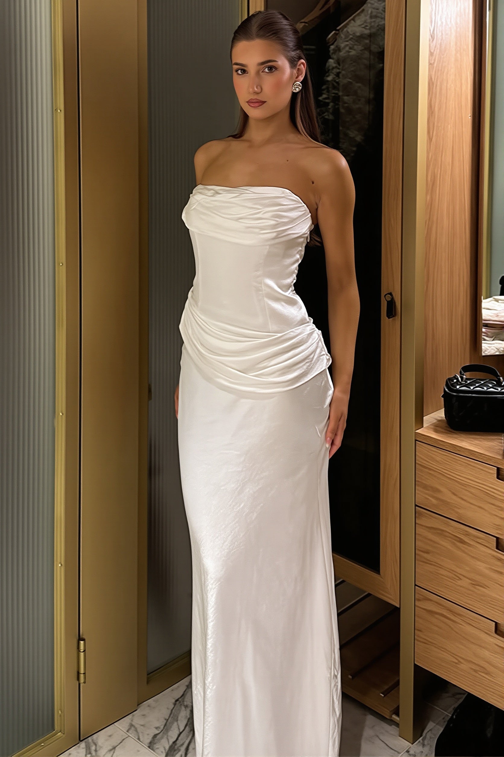 Schulterfreies Bodycon-Maxikleid für Damen aus glänzendem Satin, Seitenansicht