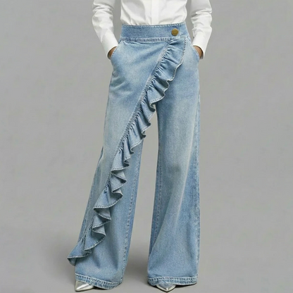 Asymmetrische Jeans mit weitem Bein und Volant