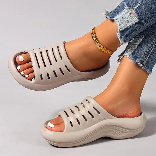 Detailansicht der dicken Sohle bei Damen Slip-on Sandalen