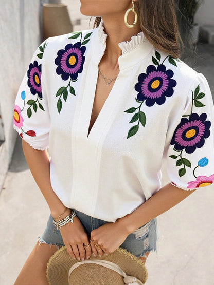 Damen Bluse mit Blumenprint und Rüschenbesatz in Vorderansicht