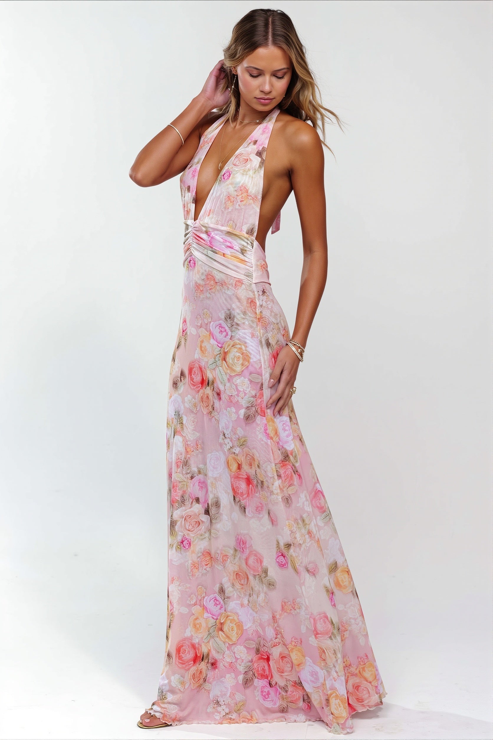 Rückenansicht vom Maxi Kleid mit offenem Rücken und Print