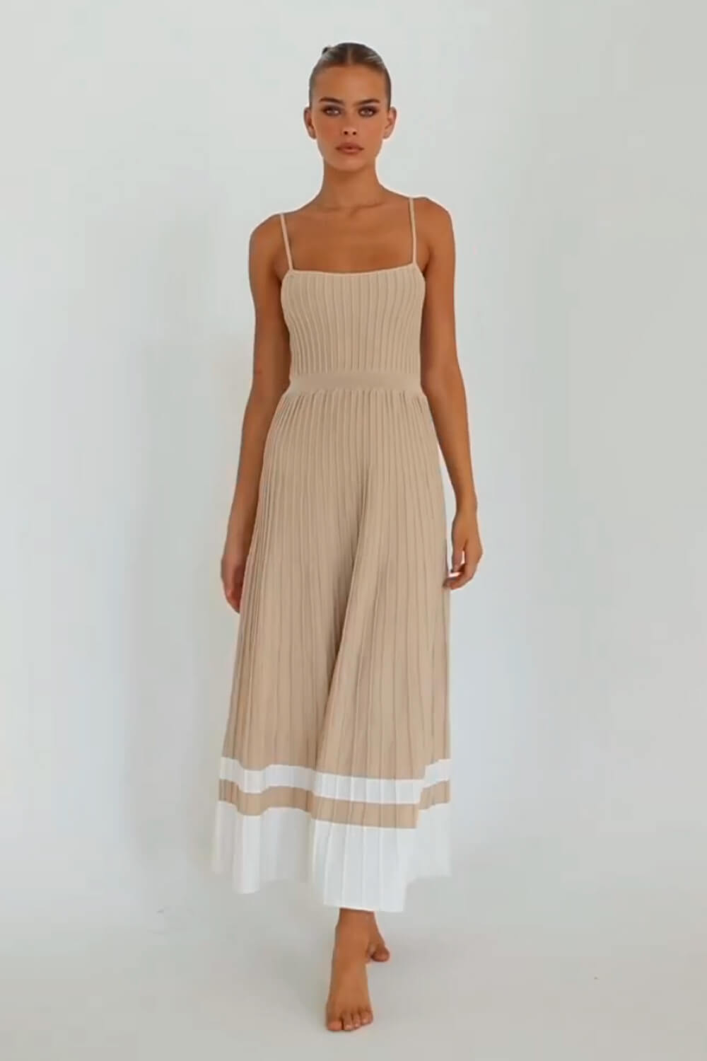 Gestricktes, plissiertes Midi-Kleid mit Spaghettiträgern