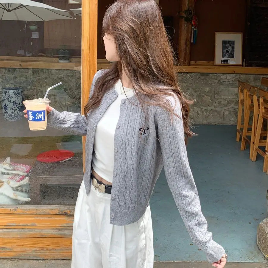 Damen Strickjacke mit V-Ausschnitt und Stickerei