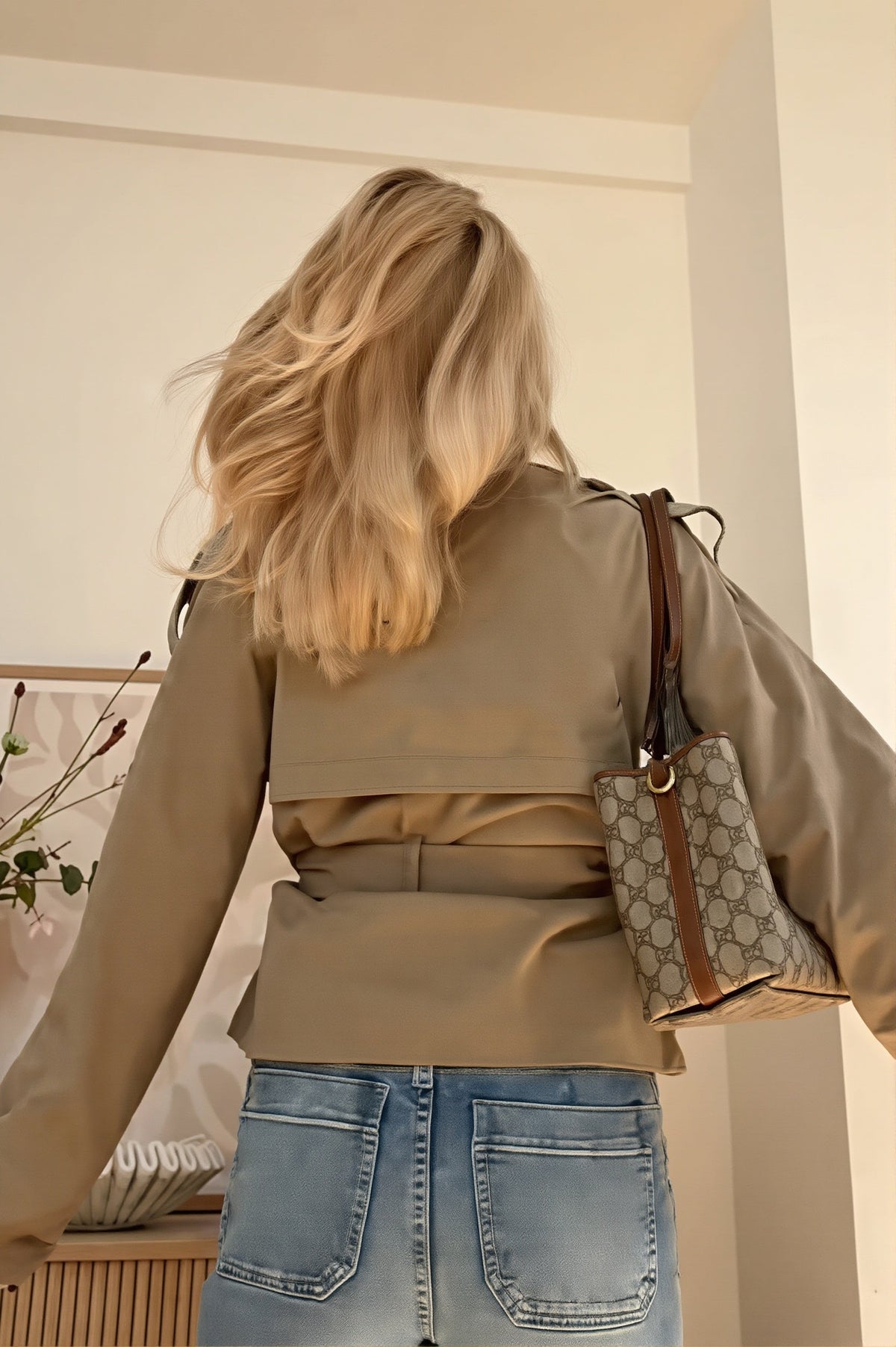 Seitliche Ansicht der taillierten Damen-Trenchjacke im Cropped-Stil