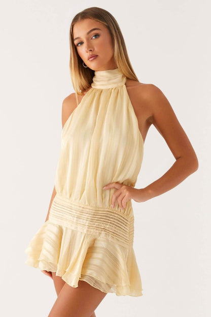 Satiniertes, drapiertes Kurzkleid mit hohem Hals