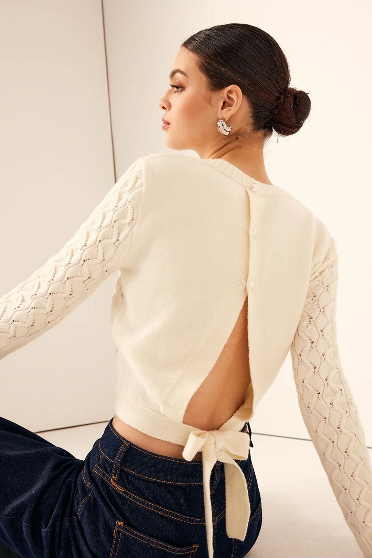 Damen Strickpullover in Seitenansicht mit offenem Rückendetail