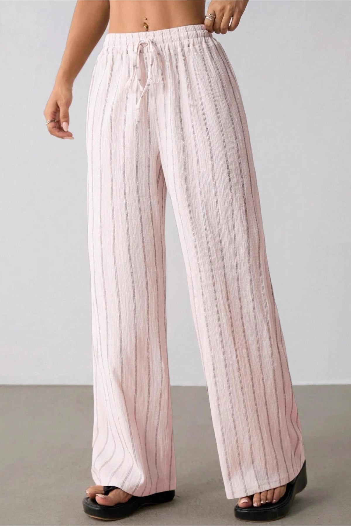 Damen Wide-Leg-Hose mit Streifenmuster in ganzer Länge freigestellt