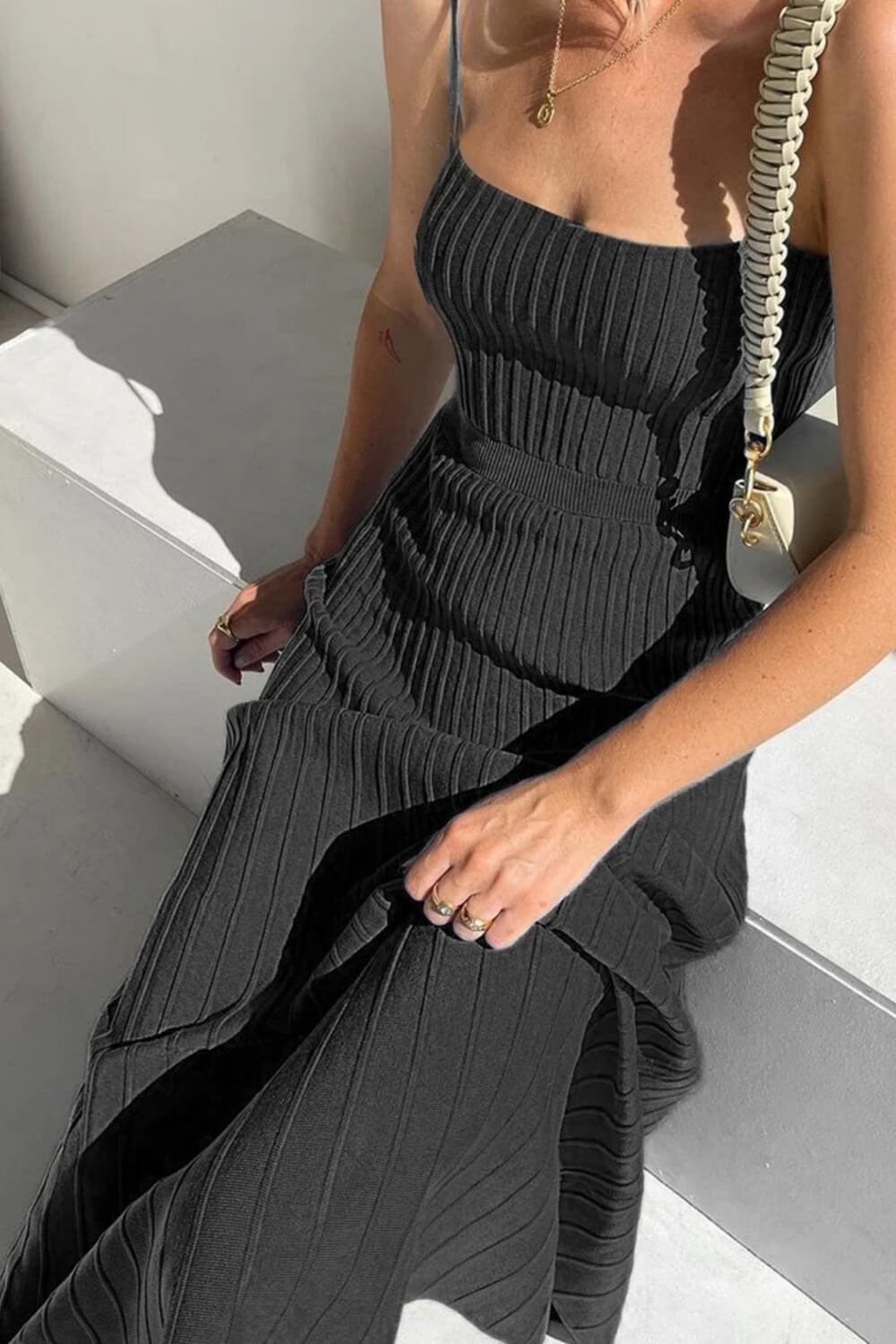 Gestricktes, plissiertes Midi-Kleid mit Spaghettiträgern