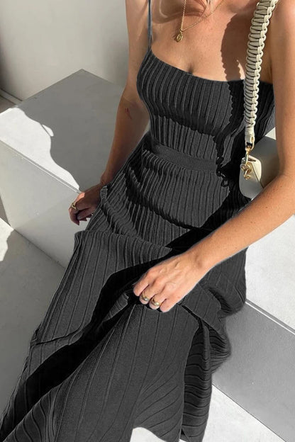 Gestricktes, plissiertes Midi-Kleid mit Spaghettiträgern