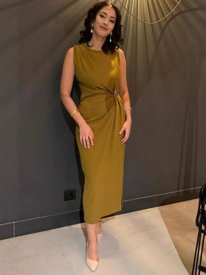 Ärmelloses Maxikleid mit Raffung und Schlitz in Olivgrün