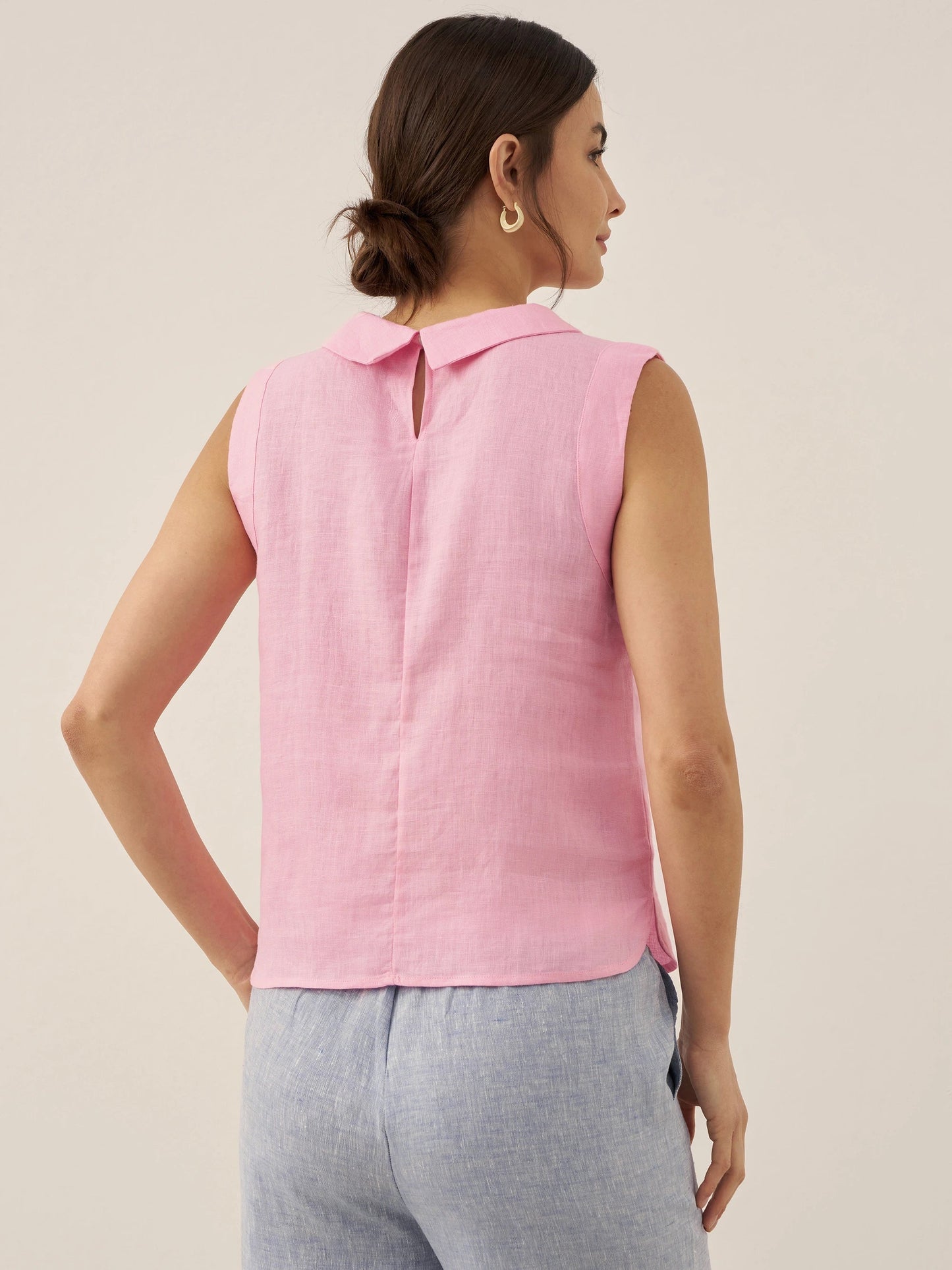 Ärmelloses Damen-Top mit elegantem Kragen in Nahaufnahme