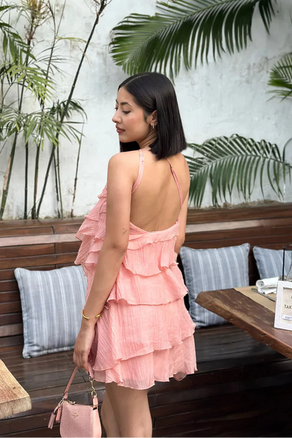 Damen Minikleid in frontaler Ansicht mit asymmetrischem Ausschnitt