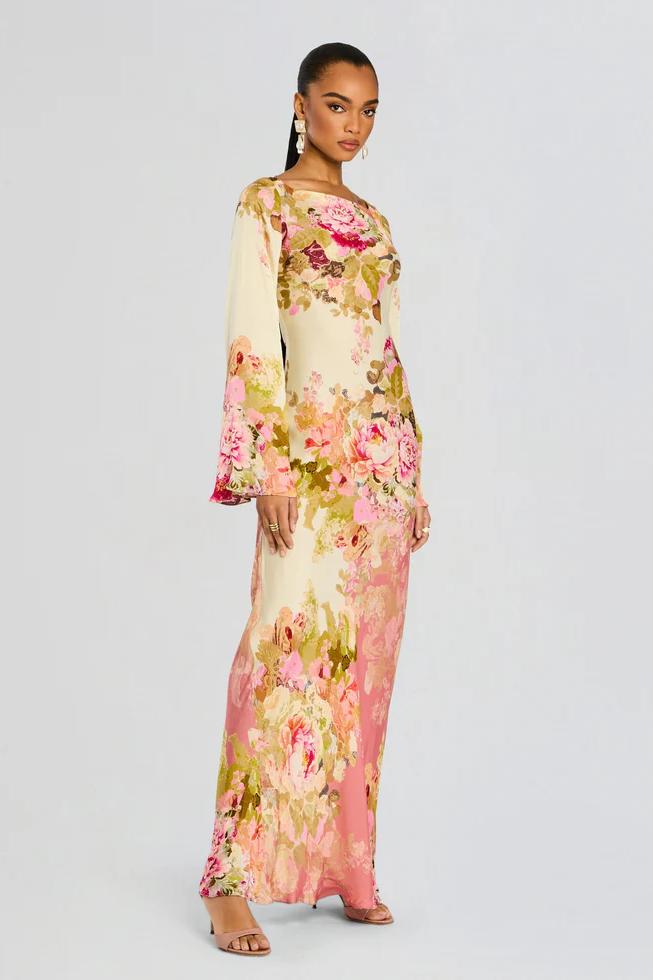 Seitenansicht vom Damen Maxikleid mit floralem Muster und fliessender Passform
