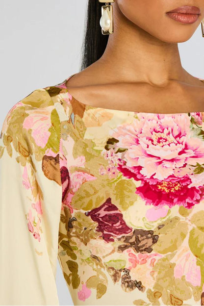 Rückansicht vom Damen Maxikleid mit Blumenmuster und langen Ärmeln