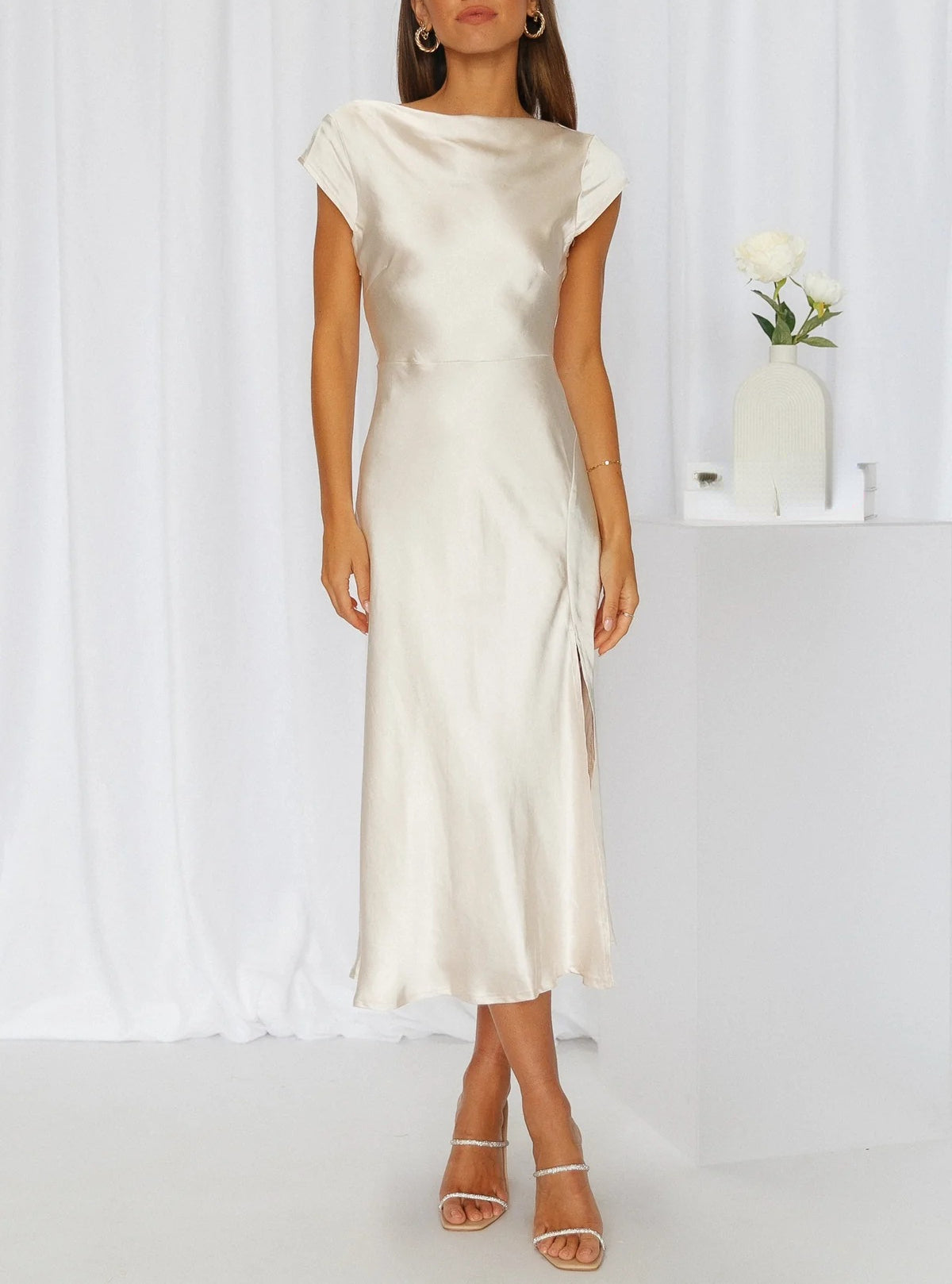 Damen Midi-Kleid mit Wasserfallausschnitt und Schlitz in Rückansicht