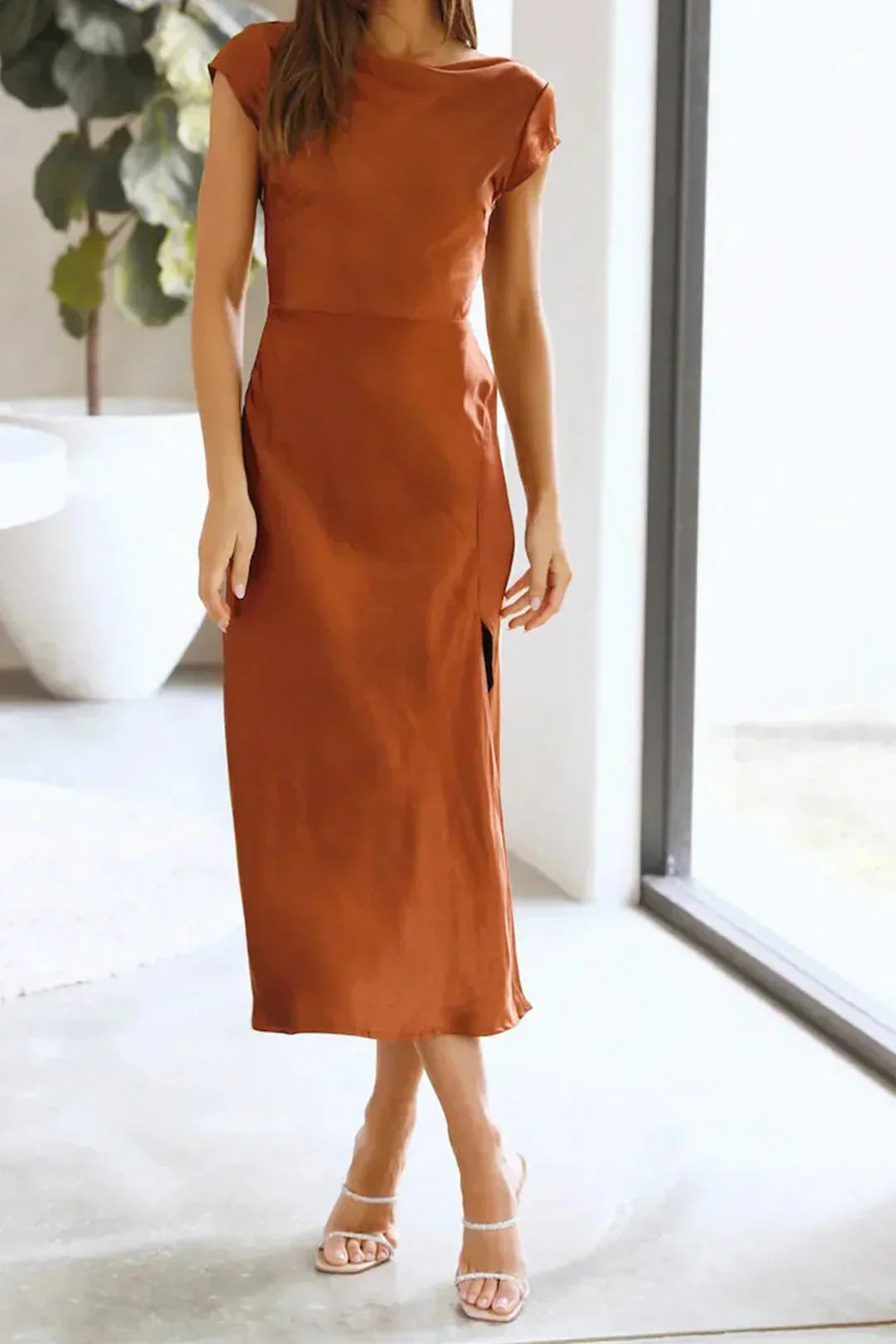 Damen Midi-Kleid mit Kappenärmeln und elegantem Fall in Seitenansicht