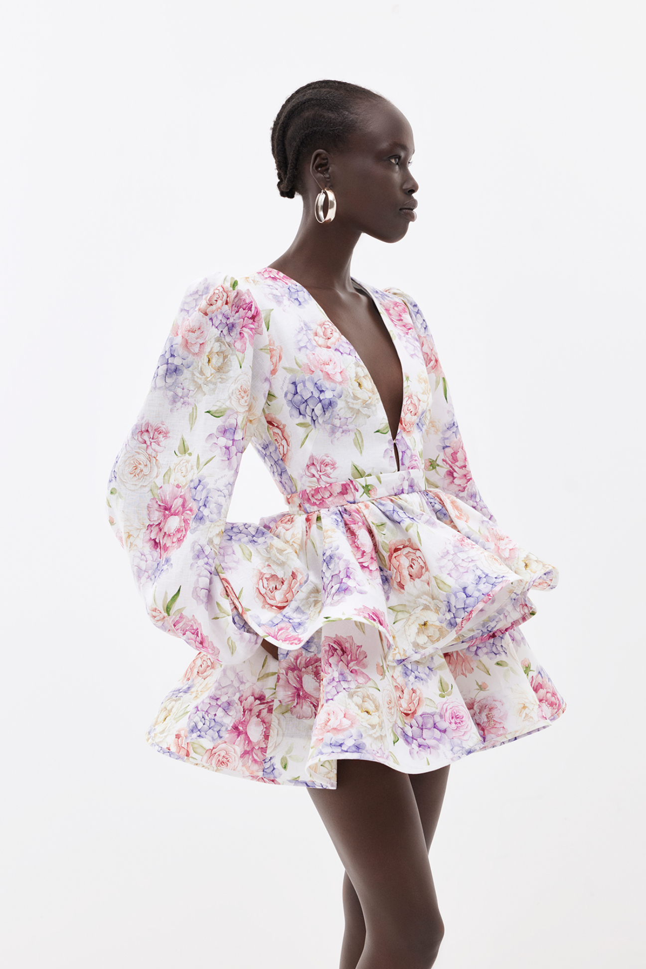 Damen Mini Kleid mit Blumenmuster und V-Ausschnitt in Frontalansicht